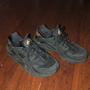 black Nike Air Huaraches